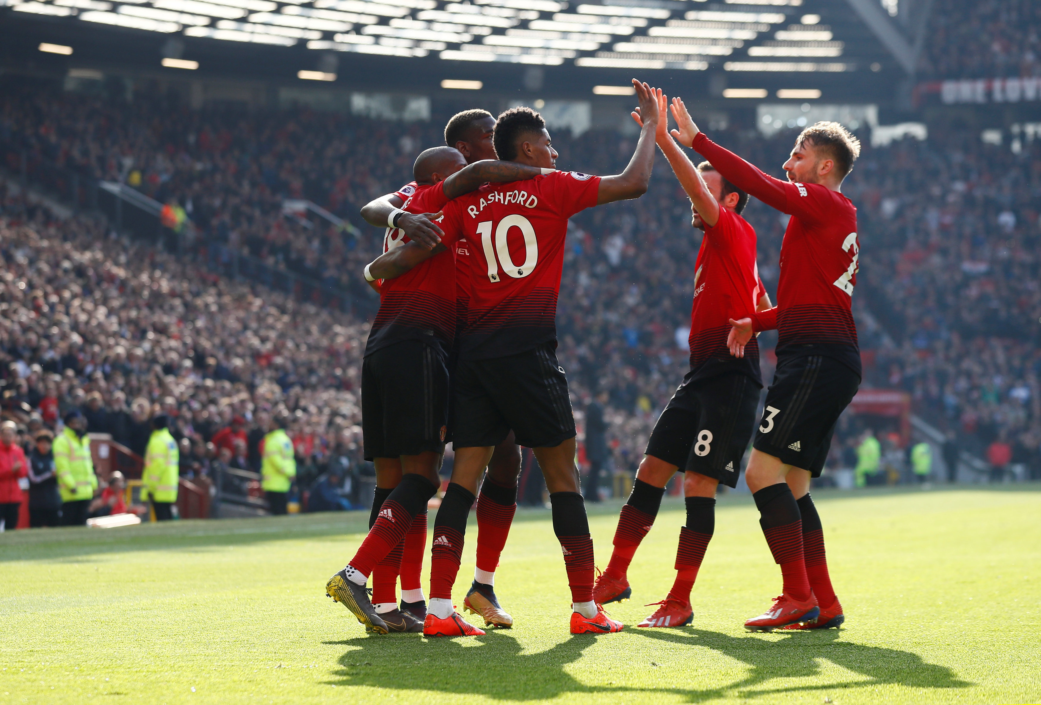 地将球传递 地将球传递